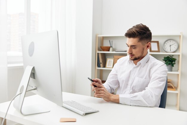 Manager Büroangestellter in weißem Hemd Emotionen Führungskraft