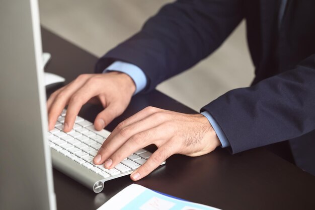 Manager, der mit Computer im Büro arbeitet