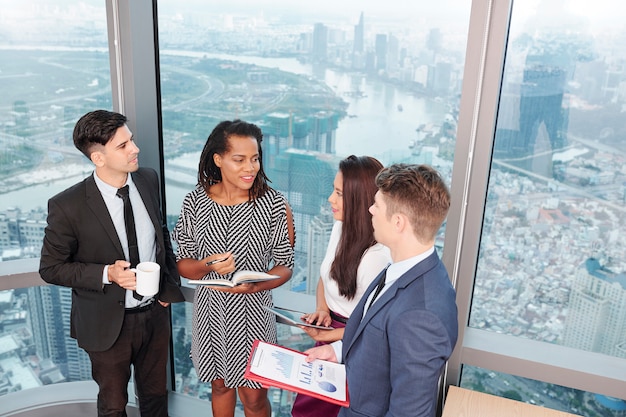 Manager diskutieren Nachrichten und Ideen