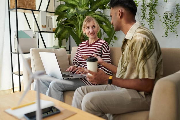 Manager diskutieren über ein Windkraftprojekt