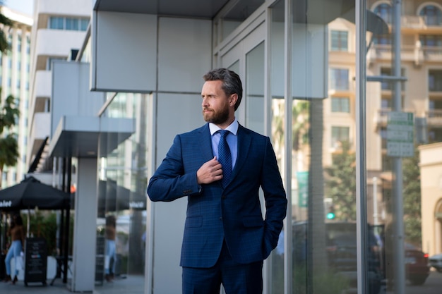 Manager in einem Business Center erfolgreicher Geschäftsmann draußen