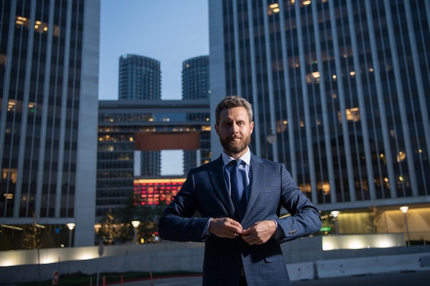 Manager in einem luxuriösen modernen Open Space Business Center. Erfolgreicher Geschäftsmann draußen.