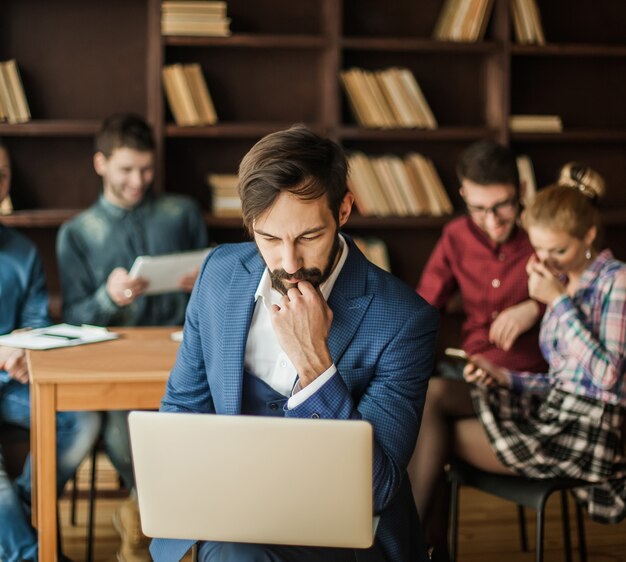 Manager mit Laptop und Business-Team