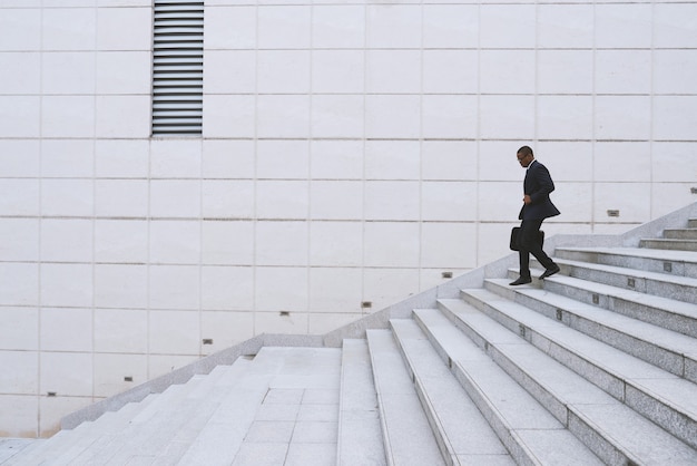 Manager rennt die Treppe hinunter