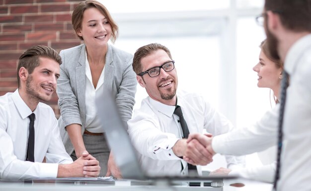 Manager schüttelt dem Kunden die Hand