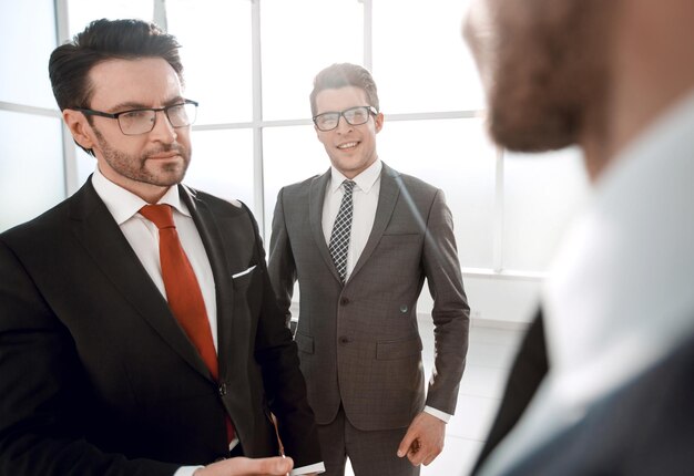 Manager schüttelt die Hand des Kundenfotos mit Kopierraum