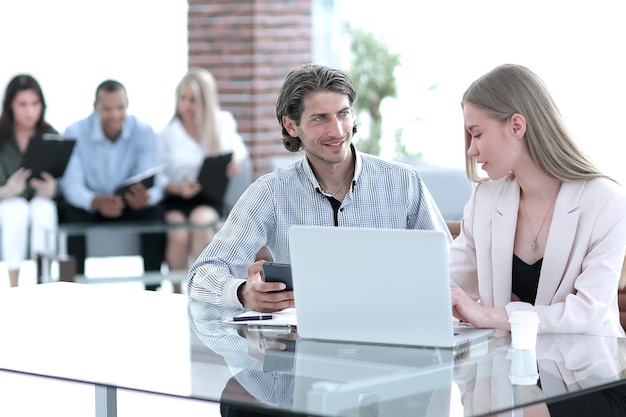 Manager spricht mit in der Bankfiliale