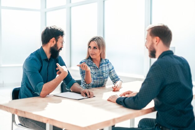 Manager und Arbeitssuchende sitzen während des Vorstellungsgesprächs am Tisch. der Begriff der Beschäftigung