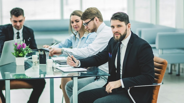 Manager und Geschäftsteam, die mit Finanzberichten in der arbeiten