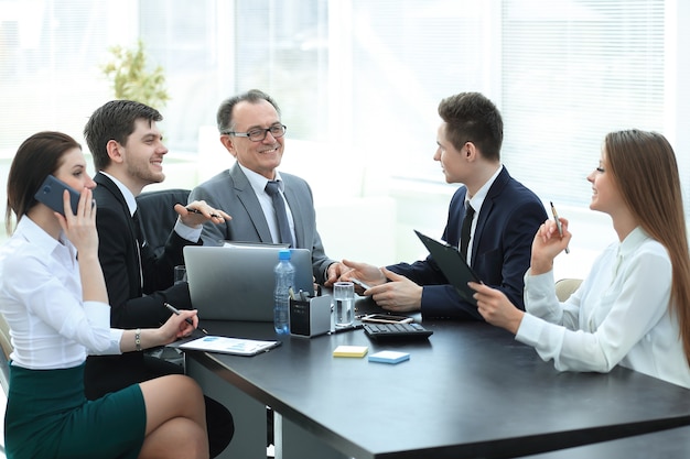 Manager und Unternehmensgruppe diskutieren Finanzdokumente. Büro wochentags