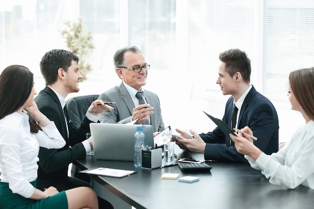 Manager und Unternehmensgruppe diskutieren Finanzdokumente. Büro wochentags