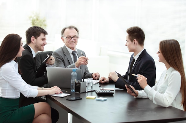 Manager und Unternehmensgruppe diskutieren Finanzdokumente