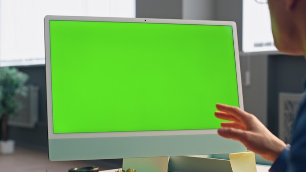 Foto manager-videoanrufe, greenscreen-computer, büro, nahaufnahme, geschäftsmann gestikulierend