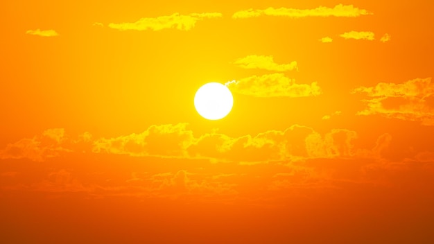 Mañana amanecer cielo naranja y nubes naturaleza imagen de fondo