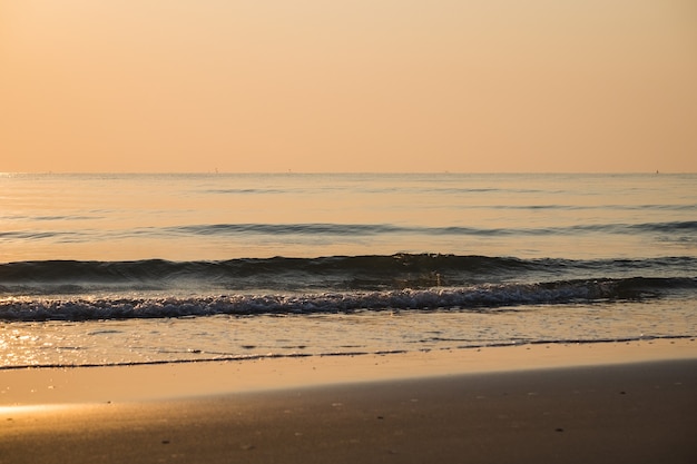 Mañana de amanecer de playa dorada en hua hin