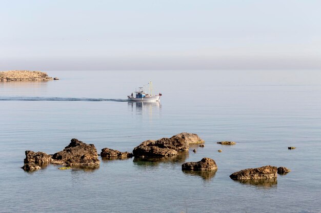 Mañana en el barco de pesca en el mar navegando en la isla de Creta de Grecia de distancia