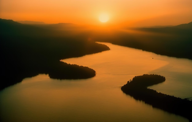 mañana en el bosque, puesta de sol sobre las montañas, lago