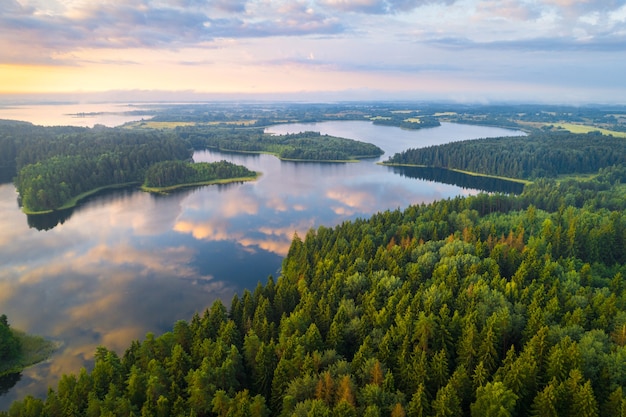 Mañana brumosa en el hermoso lago en Bielorrusia