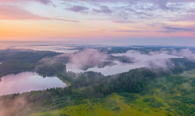 Mañana brumosa en el hermoso lago en Bielorrusia