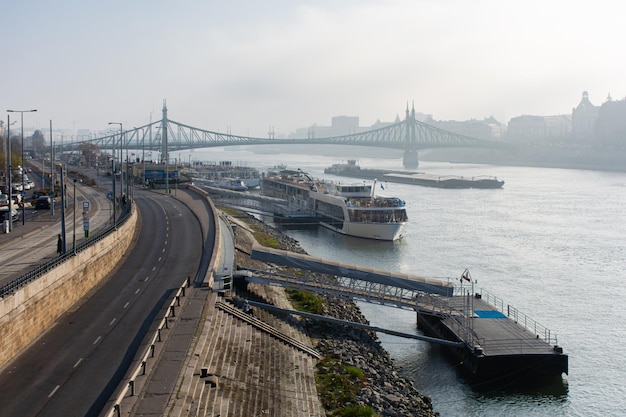 Mañana brumosa a orillas del Danubio en Budapest, hermoso paisaje urbano