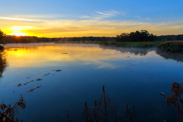 Mañana brumosa en un pequeño lago Río de niebla matutina