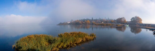 Mañana brumosa en el río