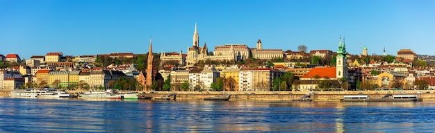 Mañana en Budapest, terraplén de la ciudad, reflejo de edificios en el agua, paisaje urbano