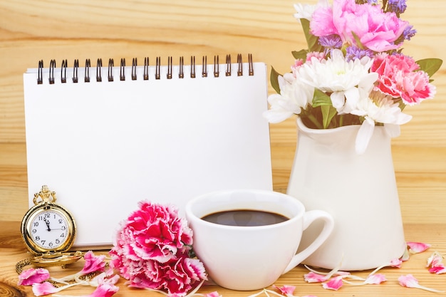 mañana de café en la mesa de madera con el cuaderno