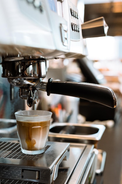 mañana de café negro en la cafetera