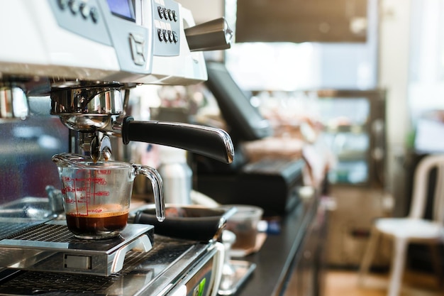 mañana de café negro en la cafetera