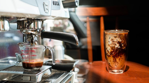 mañana de café negro en la cafetera