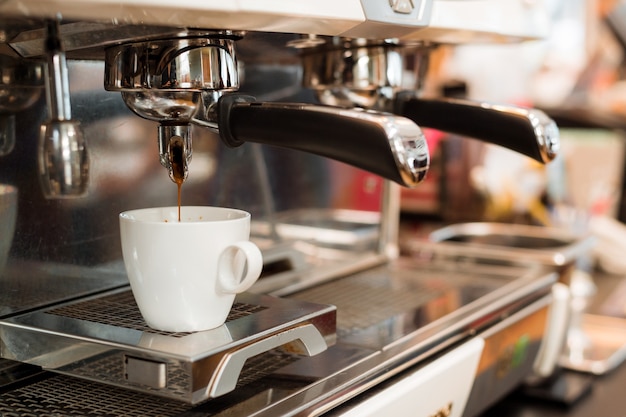 Mañana de café negro en cafetera