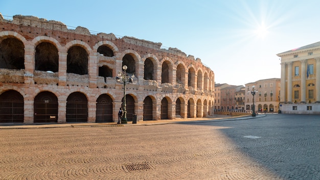 Mañana en las calles de Verona, cerca del Coliseum Arena di Verona. Italia.