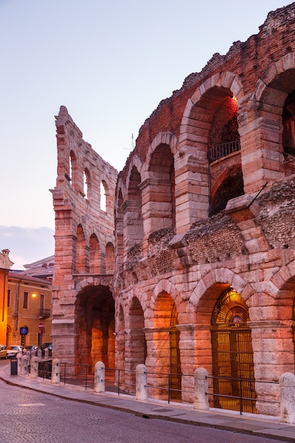 Mañana en las calles de Verona, cerca del Coliseum Arena di Verona. Italia.