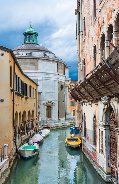 Mañana en canales de agua de Venecia a lo largo del paisaje urbano de edificios residenciales