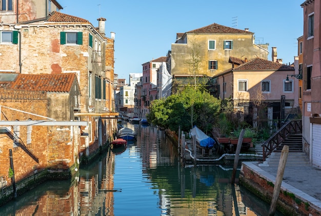 Mañana en canales de agua de Venecia a lo largo del paisaje urbano de edificios residenciales