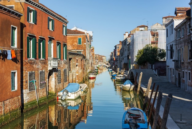 Mañana en canales de agua de Venecia a lo largo del paisaje urbano de edificios residenciales