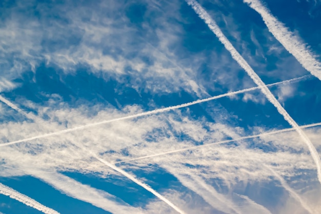 Mañana cielo azul sobre la ciudad.