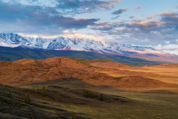 Mañana en la estepa de Kurai Luna sobre el norte de Chuysky ridge República de Altai Rusia