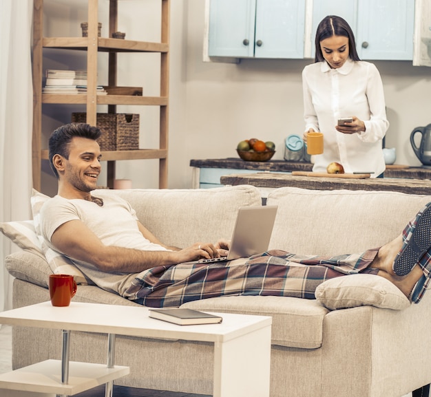 Mañana de la feliz pareja trabajando desde casa