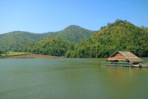 Mañana fresca en Hoob Khao Wong Reservoir, provincia de Suphanburi de Tailandia