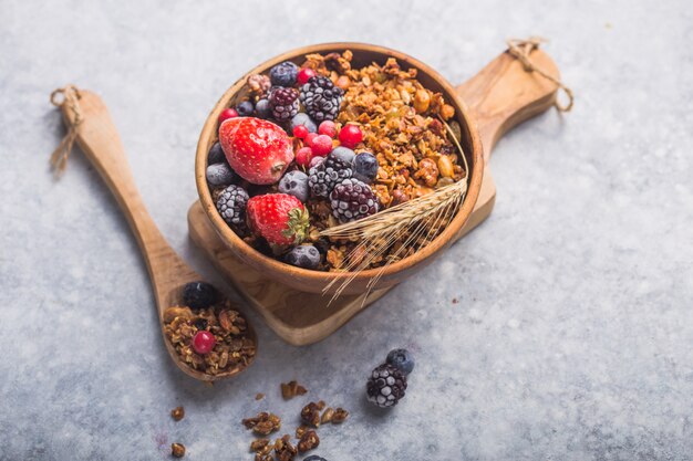 Mañana granola y bayas en un tazón