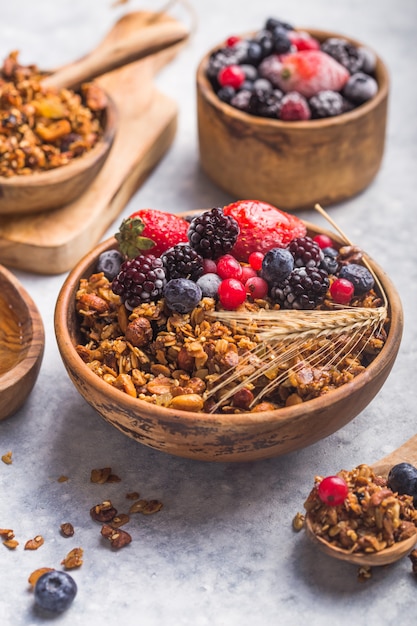 Mañana granola y bayas en un tazón