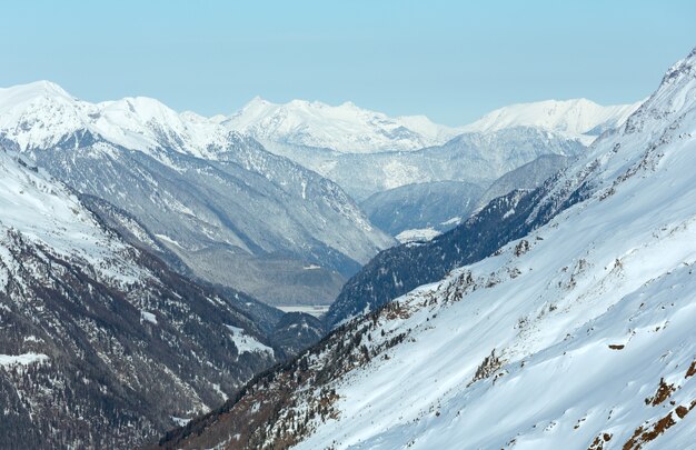 Mañana invierno paisaje de montaña Dolomiten. Estación de esquí Obergurgl - Hochgurgl, Tirol, Austria.