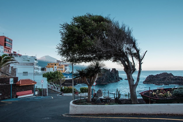 Mañana en la isla de Tenerife con vistas al volcán Teide Un pequeño pueblo en las Islas Canarias