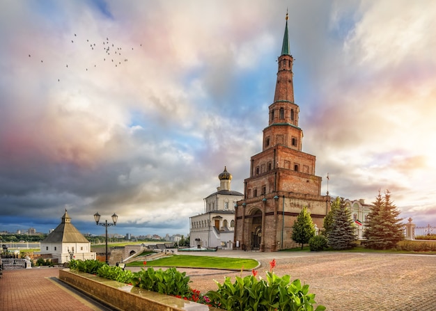 Mañana en el Kremlin de Kazán, la torre Syuyumbike y el sol naciente