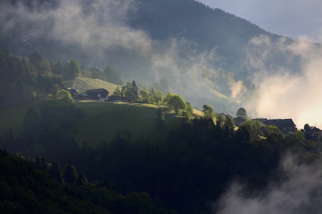 Mañana mágica en las montañas, Austria