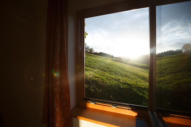 Mañana en la montaña. hermosa vista desde la ventana al amanecer en las montañas