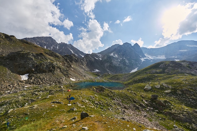 Mañana en las montañas, un fabuloso paisaje de las montañas del Cáucaso. Caminata