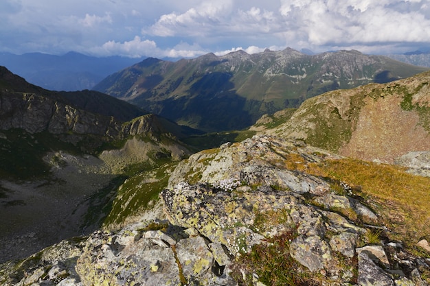 Mañana en las montañas, un fabuloso paisaje de las montañas del Cáucaso.